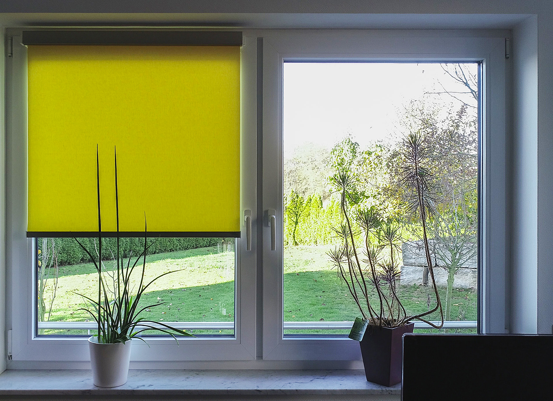 SonnenschutzElektrorollo am Fenster Sonnenschutz Elektrorollo